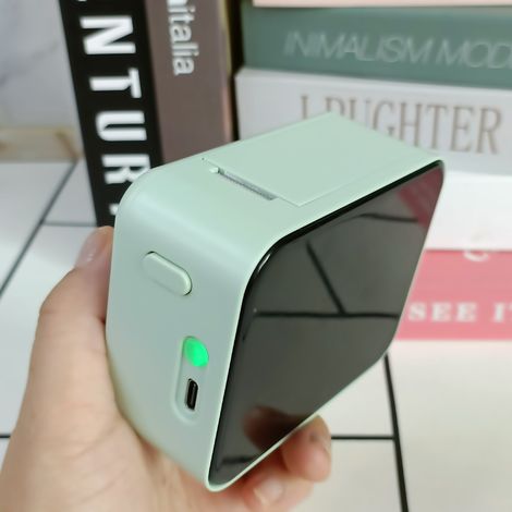 Etichettatrice portatile Bluetooth P15 con app versatile e oltre 1000 modelli, stampante senza inchiostro per casa, cucina, scuola, ufficio, ecc. (1/5)