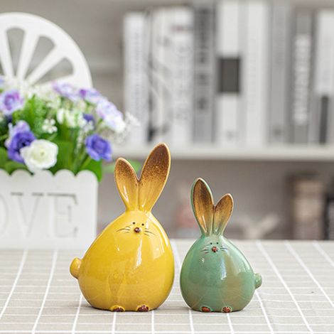 Un meuble TV minimaliste moderne pour salon, orné d'une figurine de lapin aux longues oreilles (Figure 1). (1/5)