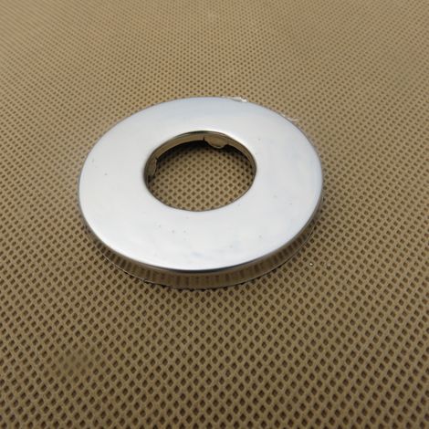 Robinet en acier inoxydable avec capuchon décoratif à 4 points pour dissimuler les imperfections, pommeau de douche surélevé et élargi, mitigeur et anneau décoratif.