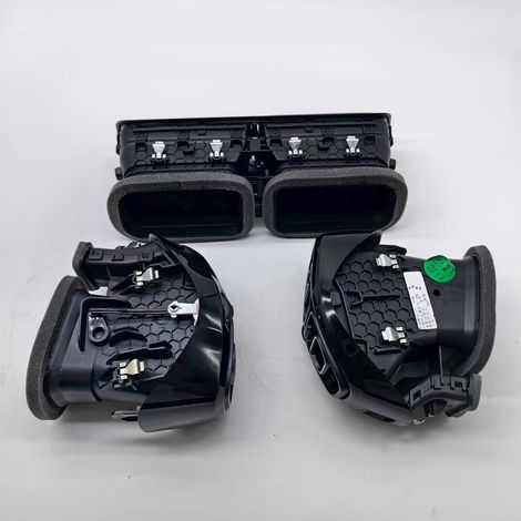 Les bouches d'aération (cadre doré) sont compatibles avec la Citroën C4 Aircross et comportent un anneau décoratif doré qui permet de régler la direction du flux d'air. (1/4)