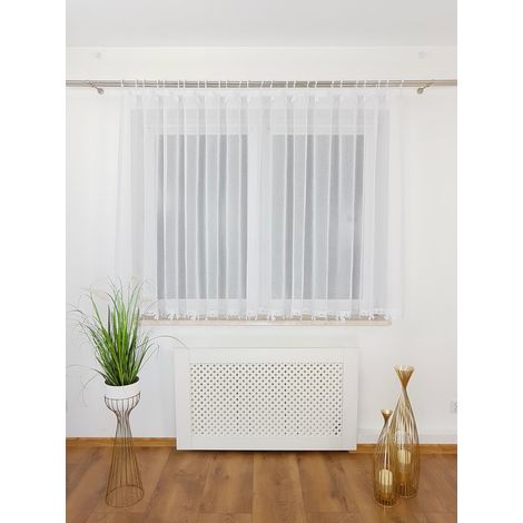 Cortina confeccionada en tela de gasa, 400x160 cm, con tirantes, bordados y lazos.