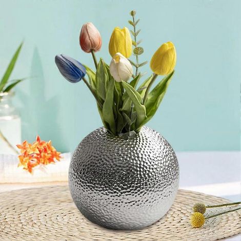 Vase rond élégant en céramique argentée au design martelé, idéal pour la décoration intérieure. (1/5)