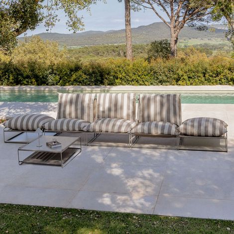 Conjunto de jardín con sofá modular de 3 piezas, mesa auxiliar y 2 puffs convertibles Amaro SKLUM (1/5)