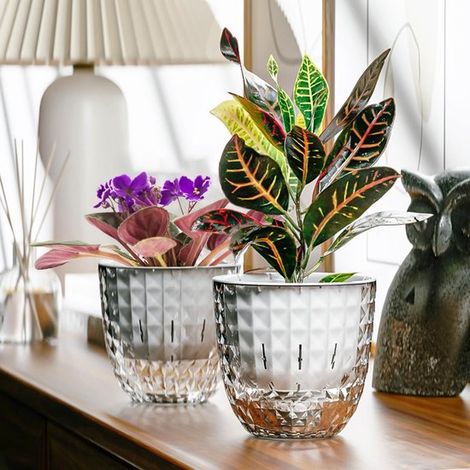 Pots de fleurs à arrosage automatique, lot de 2, 15 cm, blancs, en plastique, avec réservoir d'eau, adaptés aux plantes et fleurs d'intérieur. (1/5)