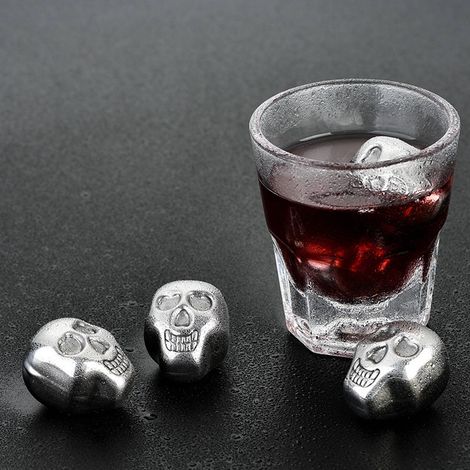 Lot de 4 glaçons en acier inoxydable en forme de tête de mort avec pince à glaçons en silicone, parfaits pour rafraîchir vos boissons à base de vin. (1/5)