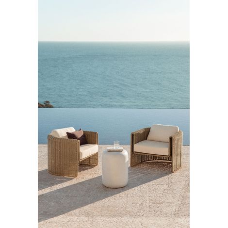 Set da giardino con 2 poltrone in acciaio e rattan sintetico Lina e tavolino rotondo Ø35 cm in cemento Fonelas SKLUM (1/5)