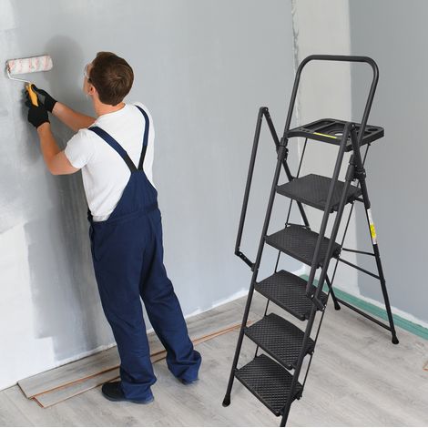 Escalera plegable de 5 peldaños con bandeja, peldaños anchos antideslizantes, acero negro HAVRYA (1/3)