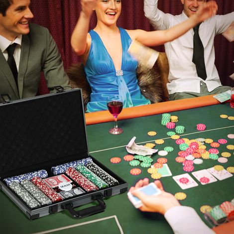 Coffret de poker Texas Hold'em avec 400 jetons, 2 jeux de cartes, dés, tapis et bouton de donneur, et mallette de transport.