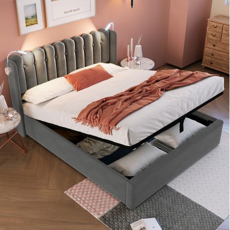 Letto imbottito moderno 140x200 cm in velluto grigio con testiera, luce da lettura, USB e vano contenitore con rete a doghe (1/5)