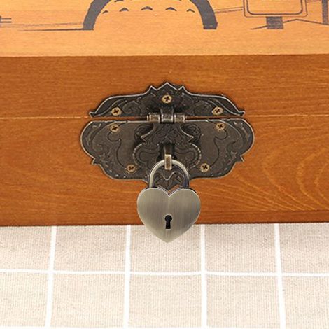 Un ensemble de cadenas vintage en métal en forme de cœur avec une clé, mesurant 45x59 mm, en or antique. (1/5)