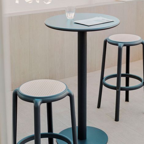Set tavolo alto rotondo Ø60 cm Mizzi e 2 sgabelli alti da giardino in metallo Omara SKLUM            