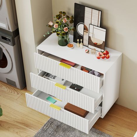 Comò in MDF bianco con 3 cassetti, rilievo frontale, maniglie e piedi in metallo dorato 80 x 40 x 72 cm (1/5)