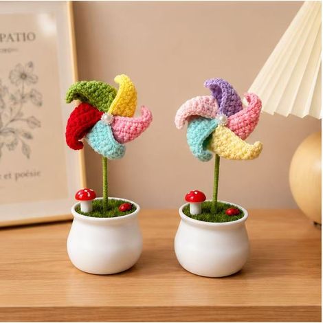 Deux plantes en pot, crochetées en forme de moulins à vent, sont parfaites pour décorer les tableaux de bord des voitures, les maisons et les bureaux. (1/5)