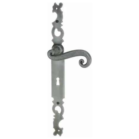 Colocada sobre una placa de hierro gris en forma de gallo con cerradura.