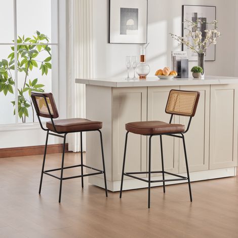 Tabouret de bar moderne design brillant, lot de 2 chaises, assise en simili cuir vintage, dossier en bois effet rotin, sans accoudoirs, pieds en métal laqué marron. (1/5)