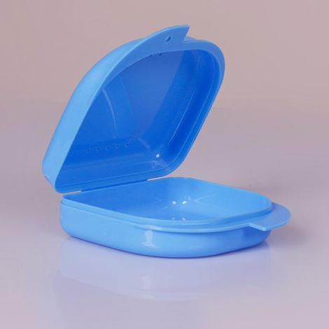 Aufbewahrungsbox für kieferorthopädische Apparaturen, Mundhöhle mit Box für kieferorthopädische Retainer, Zahnprothesen in einer halben Box zur Aufbewahrung im Mundraum