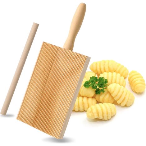 Tagliere per gnocchi e macchina per ravioli, utensili in legno per la preparazione della pasta. (1/5)