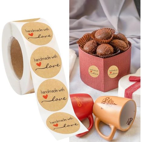 Un rotolo di adesivi a forma di cuore, etichette, etichette per conserve, etichette di chiusura in carta kraft, etichette rotonde autoadesive per confezioni di prodotti da forno. (1/5)