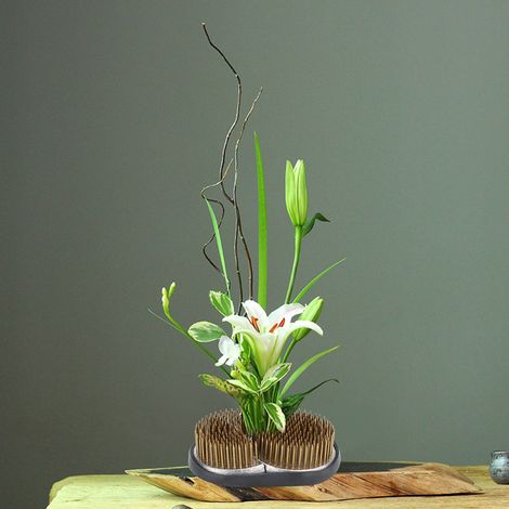 Einzigartige Kenzan-Blumenarrangements in Sonnen- und Mondform mit Nadeln und Fixierwerkzeugen (1/5)