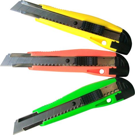 Cutter universale in plastica con 3 lame da 18mm