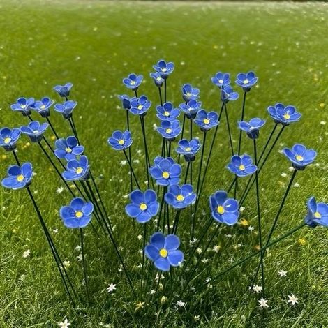 Fleur de myosotis en céramique, convenant à la décoration de la maison et du jardin, mais aussi à un mémorial.