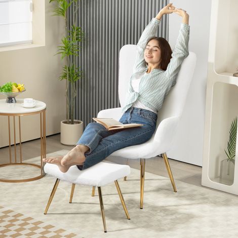 Fauteuil à oreilles avec repose-pieds. Dossier haut. Revêtement en sherpa. Pieds en métal doré. Jusqu'à 120 kg. Blanc.