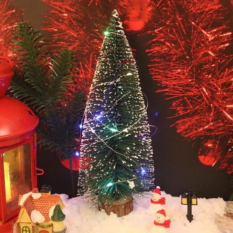 Set aus 7 Mini-LED-Weihnachtsbäumen aus Sisal mit Schnee, Holzsockel und 3 Meter langer Lichterkette, für Weihnachten, Partys und als Heimdekoration. (1/5)
