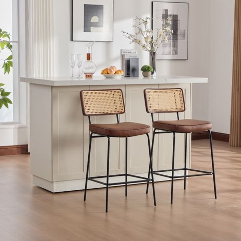 REDOM - Set di 2 sgabelli da bar in PU marrone, schienale effetto rattan, struttura in metallo, design senza braccioli (1/5)