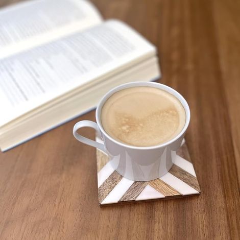 Dessous de Verre Carrés pour Boissons avec Support 10 cm - Dessous de Verre en Bois et Résine Rétro - Protection Table - (Marron et Blanc) (1/4)