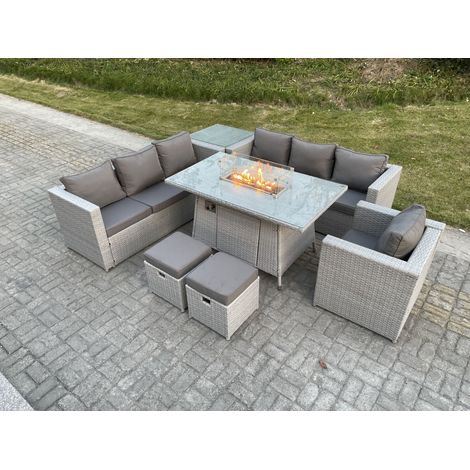 Fimous Gas Feuertisch für den Außenbereich Rattan Gartenmöbel Set mit Sofa Beistelltisch Sessel 2 Kleiner Hocker Gas Feuerstelle Helles Grau (1/5)