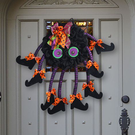 Kreative Halloween-Türdekoration in Kranzform mit einer mehrbeinigen Spinne (1/5)