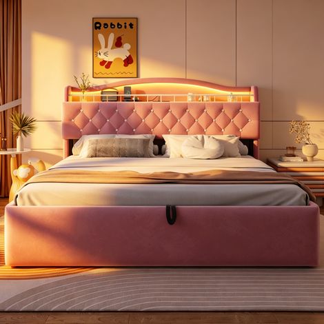 Lit capitonné 180x200 cm avec coffre hydraulique, housse en velours, éclairage LED intégré au chevet, ports USB et USB-C, rangements latéraux, sommier en métal, teinte rose (1/5)