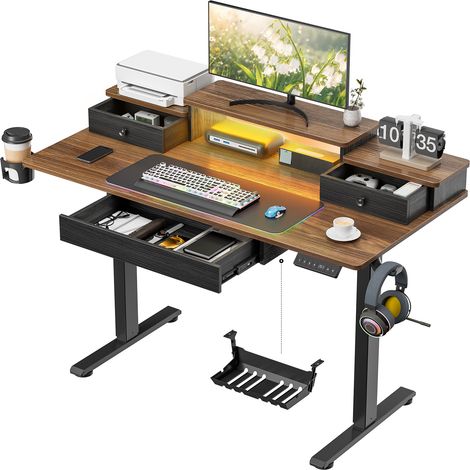 FIANAO – Elektrischer höhenverstellbarer Gaming-Schreibtisch – mit LED, Monitorständer, Steckdosen, Schublade, Kabelmanagement & Haken, Dichtplatte, Home-Office, 121,9 × 59,9 × 73,6 cm, Braun (1/5)