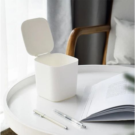 Mini bote de basura creativo con tapa para oficina, cocina, sala de estar, escritorio, mesa de plástico con tapa abatible (blanco)