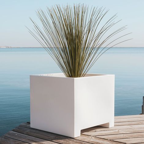 NARCISO 60 Macetero Cuadrado de Interior y Exterior Para Plantas y Flores Muy Resistente al Paso del Tiempo. Hecho de Polietileno en España - Blanco (1/6)