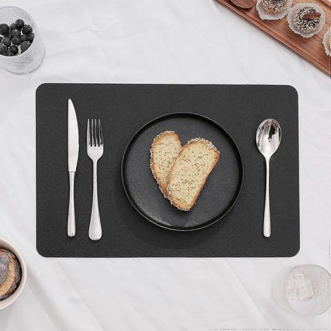 Ensemble de 4 sets de table noirs résistants à la chaleur, imperméables et faciles à nettoyer, antidérapants et durables en similicuir pour la table à manger et la cuisine. (1/4)