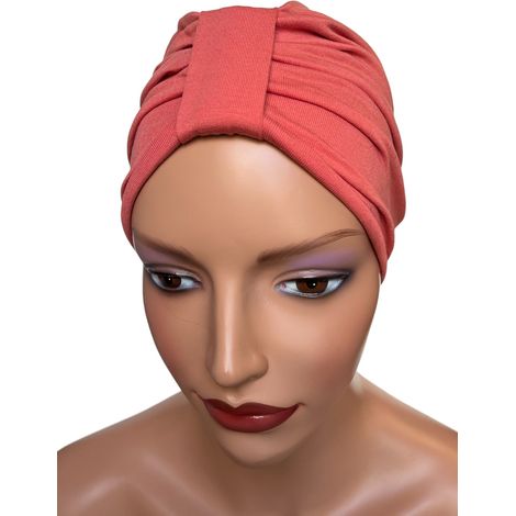 Emma lleva un turbante naranja y un pañuelo en la cabeza, también después de la quimioterapia. (1/5)