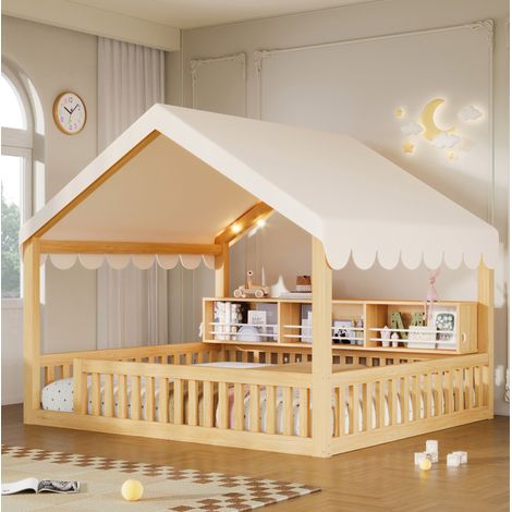 Letto casetta bambini 140x200 cm in MDF e pino, con LED, mensola e sponda, naturale (1/5)