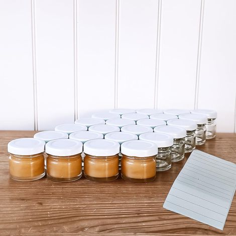 Lot de 24 mini bocaux à confiture en verre de 30 ml avec couvercle blanc – Pots à confiture avec couvercle à visser – Mini bocaux avec étiquettes – Petits bocaux à confiture (blancs) (1/5)