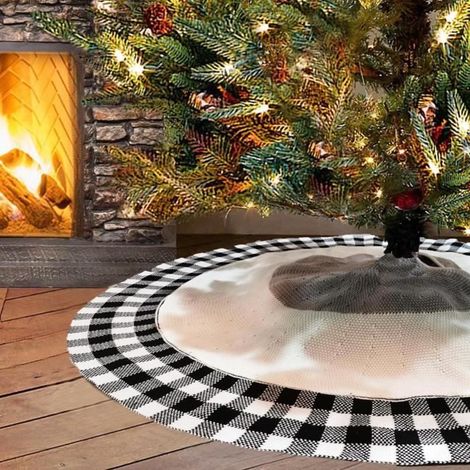 Gestrickter Weihnachtsbaum-Rock mit Karomuster, festlicher Dekorationsteppich.