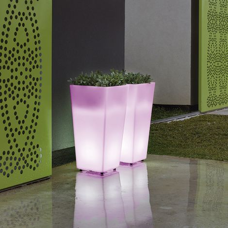 MELISA 30 Fioriera quadrata e alta con luce per piante e fiori molto resistente. Carica solare e batteria ricaricabile. Luce RGB e realizzata in polietilene in Spagna. (1/4)