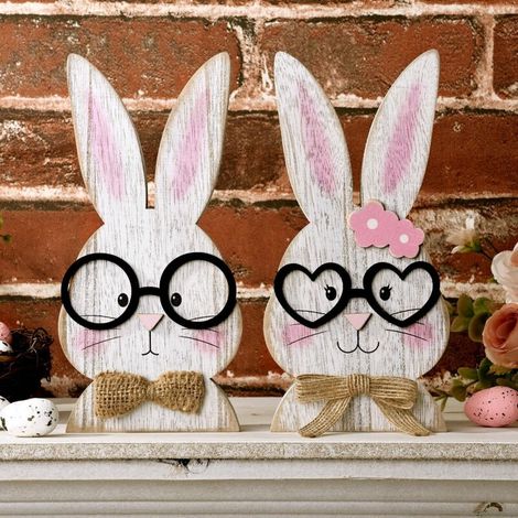 Decoración de Pascua: Centro de mesa de madera que representa a un par de conejos alegres, un adorable conejo blanco con gafas. (1/5)