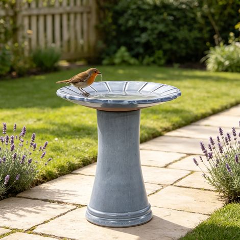 Fontaine à oiseaux en céramique faite à la main (Ø 43 cm, hauteur 45 cm), finition brillante bleu clair avec des rainures florales sur la coupelle, résistant aux intempéries et au gel, pour jardin, te (1/5)