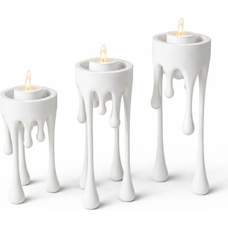 Un candelabro moderno con forma de "cera fluida" en color blanco. (1/3)