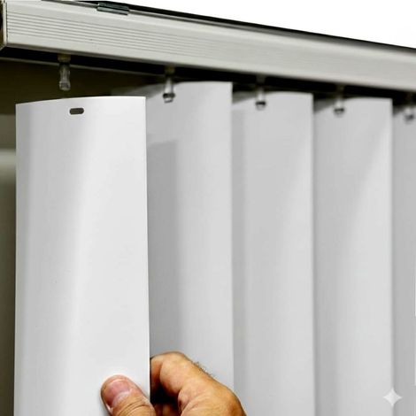 10 weiße, schwer entflammbare, feuerfeste, wasserdichte, hochpolymere, verformungsbeständige PVC-Lamellen für Vertikaljalousien, sofort lieferbar. (1/5)