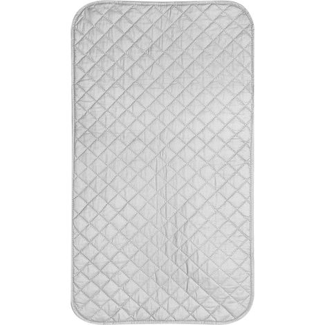 Ce tapis de repassage double face argenté est portable et pliable, permettant un repassage rapide des vêtements sur les lits, les surfaces de travail et les bureaux.