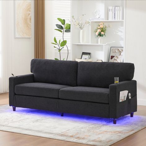 Moderno divano a 2 posti in ciniglia con porta USB-C, illuminazione a LED, portabicchieri e tasche laterali. Struttura in legno/metallo con imbottitura in schiuma comfort. Ideale per soggiorno, camera