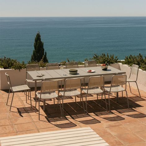 Set de mesa rectangular 235x105 cm en acero Tossa y 8 sillas de jardín apilable en acero y ratán sintético Veyra SKLUM       