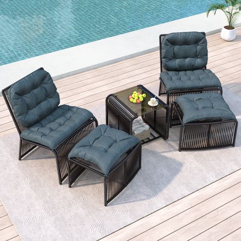 Salon de jardin 5 pièces avec table, 2 chaises et 2 tabourets, verre trempé, rotin noir et coussins gris (1/5)