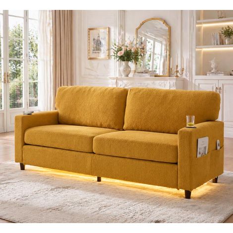 Canapé 2 places moderne en chenille jaune moutarde, équipé de port USB-C, éclairage LED, porte-gobelets et poches latérales. Structure bois et métal, rembourrage confortable. Idéal pour salon, chambre